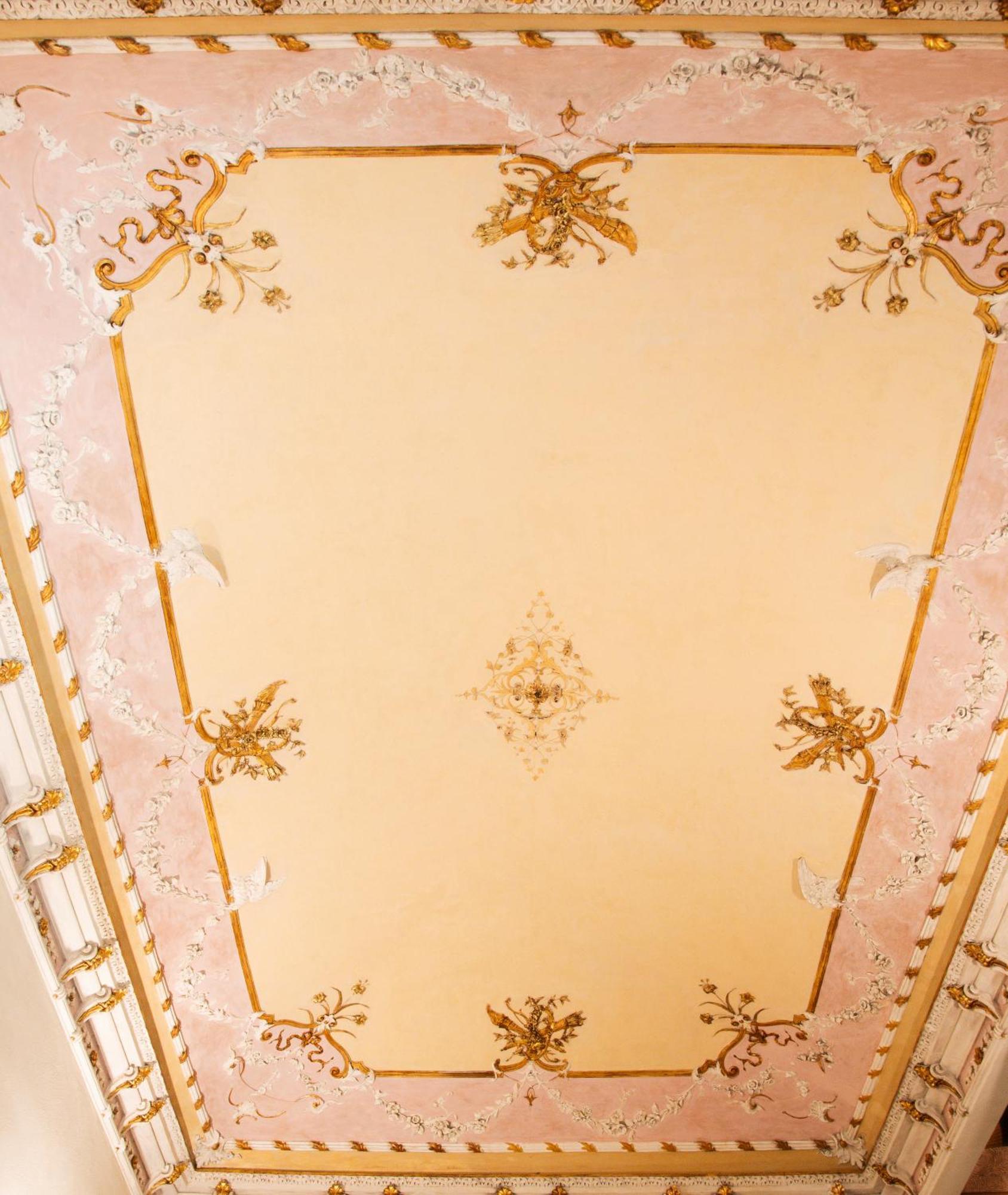 Elegant Historic In The Heart Of Turin